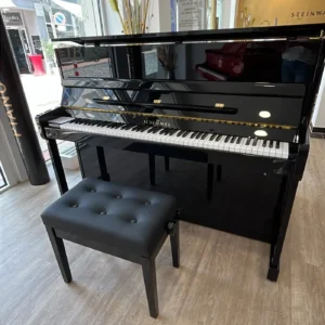 Klavier mit schwarzer Oberfläche im Verkaufsraum von Piano-Haus Kunze.