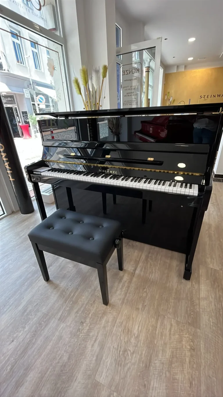 Klavier mit schwarzer Oberfläche im Verkaufsraum von Piano-Haus Kunze.