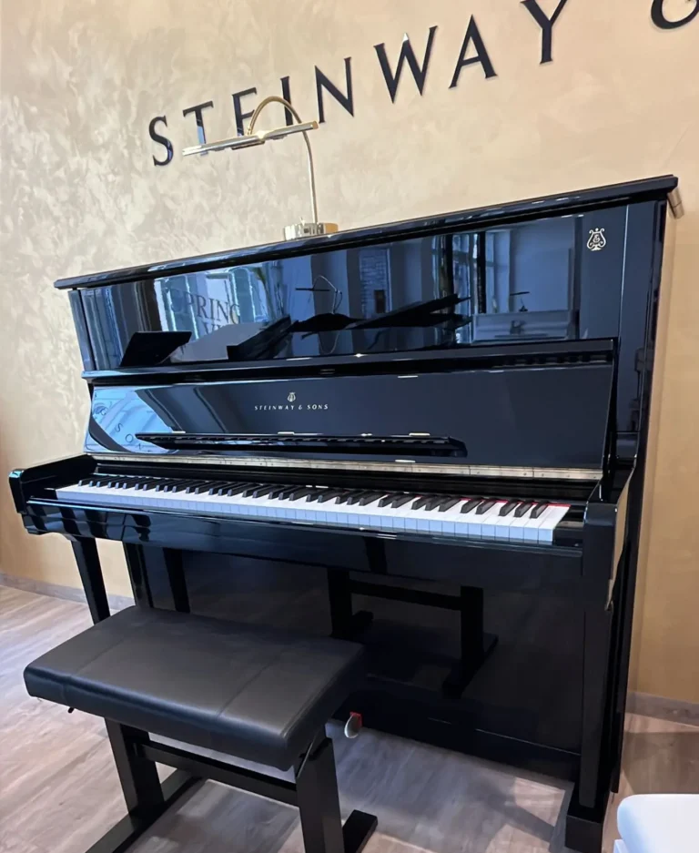 Steinway & Sons Piano Modell V, 125 cm, schwarz poliert im Piano-Haus Kunze in Schwerin mit Meisterwerkstatt.