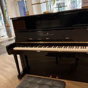 Steinway & Sons Klavier in schwarzem Hochglanz im Verkaufsraum von Piano-Haus Kunze.