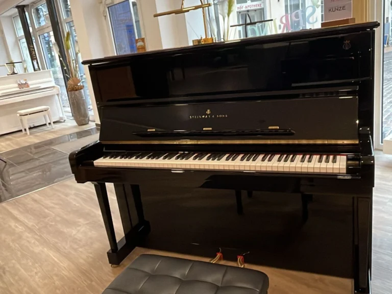 Steinway & Sons Klavier in schwarzem Hochglanz im Verkaufsraum von Piano-Haus Kunze.